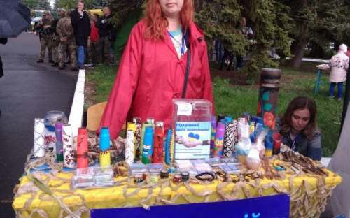 Яскраві гільзи з орнаментом: в Авдіївці збирали кошти для допомоги захисникам України (ФОТО)