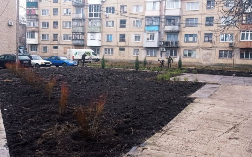 Коммунальщики продолжают благоустройство территории напротив Новой почты (ФОТОФАКТ)