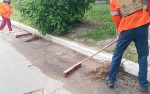 Авдіївські комунальники провели прибирання головних автошляхів міста