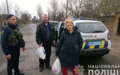 Мешканцям Очеретинської громади, травмованим внаслідок російського обстрілу, евакуюватися допомогає поліцейський