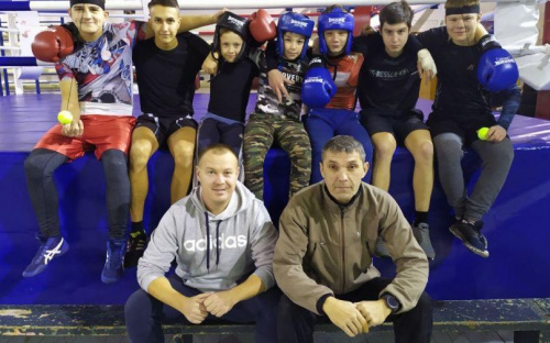 Спортивная амуниция, медикаменты и не только: авдеевские боксёры получили нужные подарки к Новому году (ФОТО)