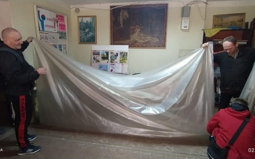 В Авдіївці триває видача плівки та інших матеріалів для закриття вікон 