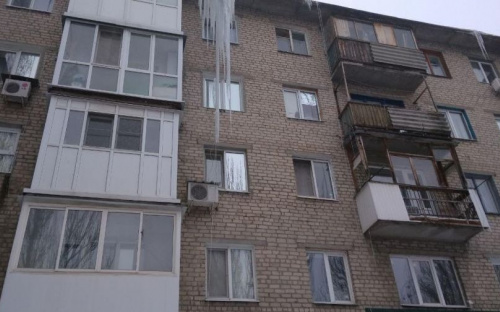 Авдеевка обросла сосульками длиной в три этажа: фотофакт
