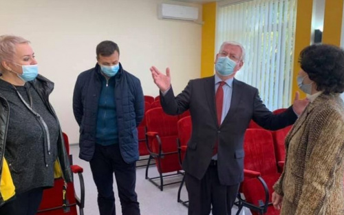 Специальный представитель ЕС по правам человека Эймон Гилмор посетил обновленную музыкальную школу
