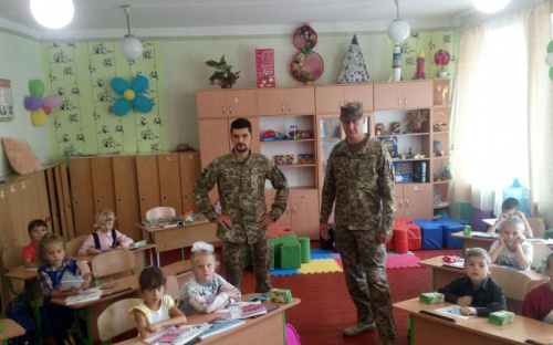 Авдеевские «симики» доставили символические подарки и гуманитарку