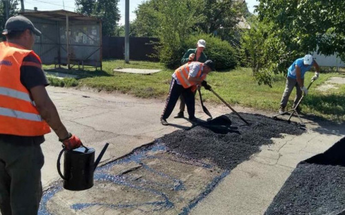 В Авдеевке коммунальная служба продолжает ремонтировать дороги в старой части города