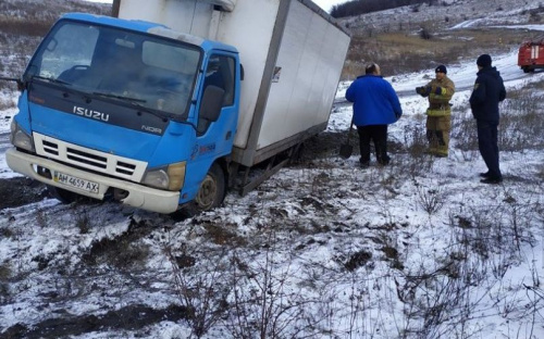 Спасатели Авдеевки вытащили из ледяного плена авто с продуктами