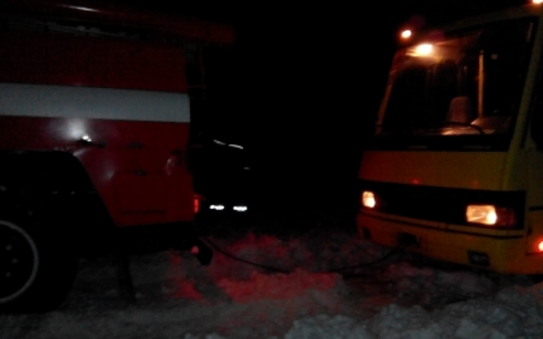 Полицейские несут службу в усиленном режиме на дорогах в Донецкой области в связи с  непогодой