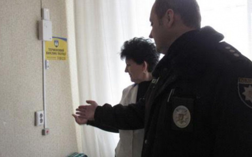 Полиция берет под круглосуточную охрану школы в ряде городов Донецкой области (ФОТО)