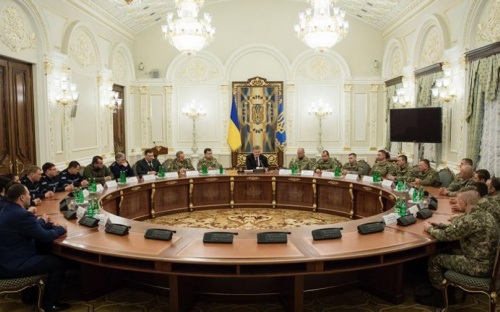Президент Украины наградил отличившихся защитников Авдеевки (ФОТО)
