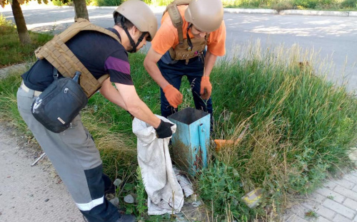 Комунальники Авдіївки вийшли на прибирання сміття на головній вулиці міста (ФОТОФАКТ)