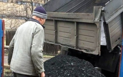 АКХЗ помогает своим ветеранам согревать дома в холода