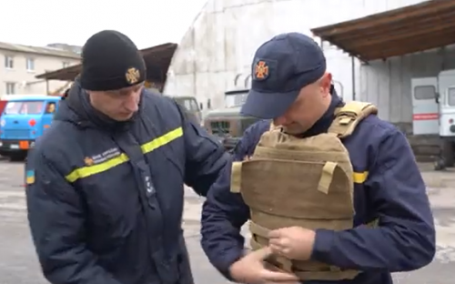 Херсонські рятувальники отримали захисну броню від Метінвесту