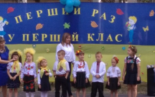 Фоторепортаж: День знаний в Авдеевке - вышиванки, юбилей, улыбки и слёзы