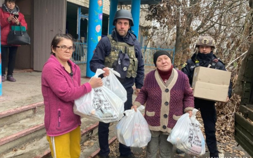 Авдіївські поліцейські допомагають вижити людям на лінії вогню
