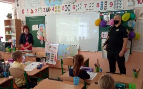Авдіївські поліцейські нагадали школярам правила дорожнього руху