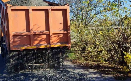 Комунальники Авдіївки відсипають шлаком грунтові дороги у старій частині міста