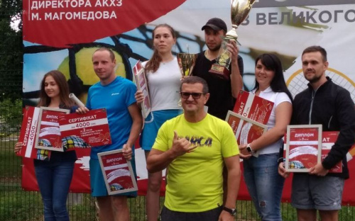 Битва друзей, фонтан шампанского и денежное вознаграждение: в Авдеевке завершился турнир по теннису на Кубок гендиректора АКХЗ (ФОТО)