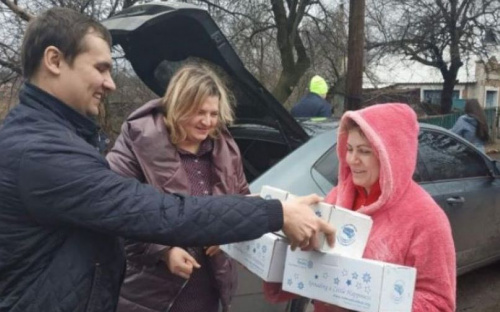 Многодетные семьи Авдеевки получили подарки из Великобритании