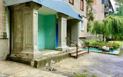 Греческие колонны и пилястры: благодаря гранту от Метинвеста ОСМД «Надежда» преобразит входные группы своего дома 