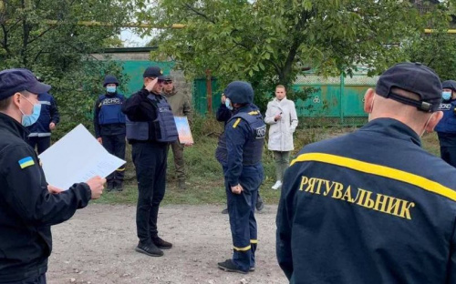 Рятувальників, які відновлюють житлові будинки в Авдіївці, привітали з професійним святом
