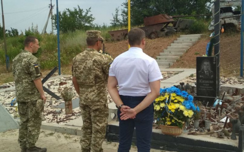 Авдеевские «симики» праздновали, возлагали цветы и сопровождали нардепа (ФОТО)