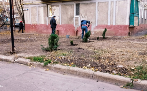 Жители ОСМД «Юбиляр-Авдеевка» обустраивают придомовую территорию в рамках конкурса «Преобразим Авдеевку вместе!» (ФОТОФАКТ)