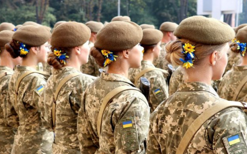 Хто з українок має стати на військовий облік і кому дадуть відстрочку: всі подробиці