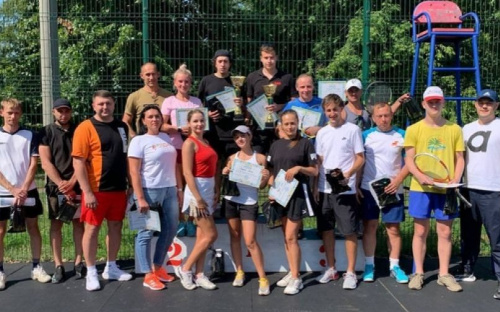 В Авдіївці до Дня незалежності України відбулися відкриті змагання з тенісу у парах
