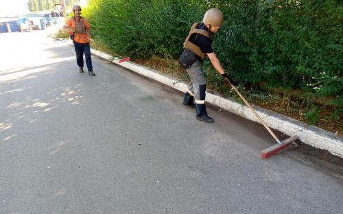 На варті чистоти: авдіївські комунальники продовжують ліквідувати наслідки обстрілів у місті (ФОТОФАКТ)