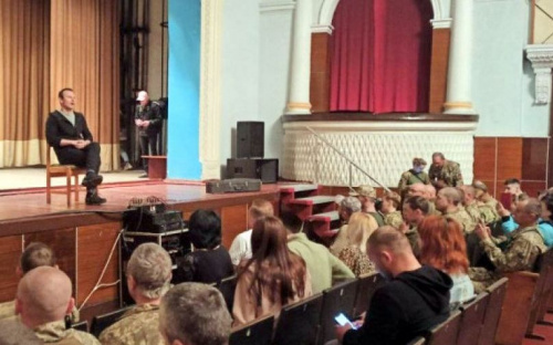 Святослав Вакарчук заспівав для військових у Покровському районі