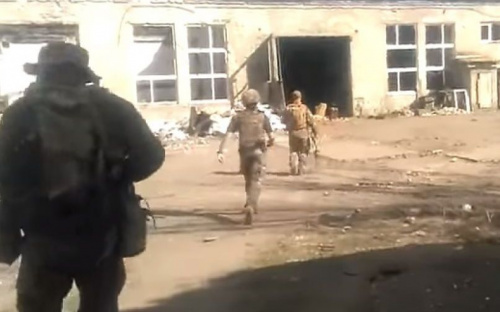 «Тут в руинах Авдеевской промки»: в Сети появилась песня с видеохроникой сражений