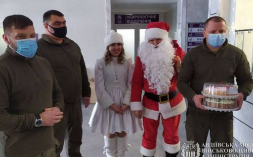 В Авдіївці пацієнтам та медпрацівникам міської лікарні вручили смачні подарунки до Нового року