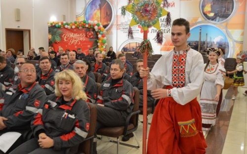 К Авдеевским коксохимикам пришли в гости с колядками воспитанники ДК (ФОТО)