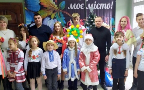 В сочельник школьники Авдеевки пришли с колядками к чиновникам