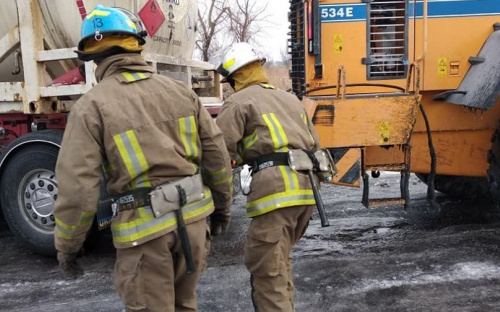 Авдеевские спасатели и коксохимики выручили попавший в ловушку бензовоз (ФОТО)