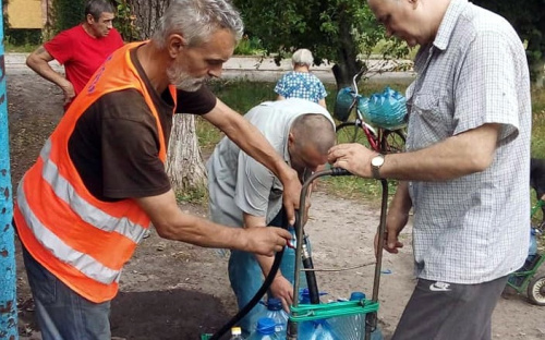 Комунальники Авдіївки продовжують забезпечувати мешканців водою (ФОТОФАКТ)