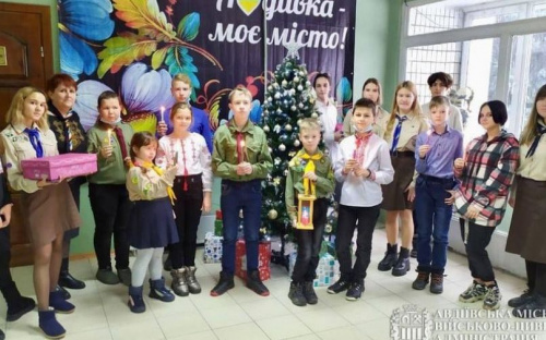 Авдіївські пластуни передали міській ВЦА Віфлеємський вогонь миру