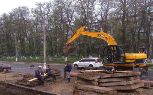 В Авдеевке меняют главную артерию теплоснабжения города (ФОТОФАКТ)
