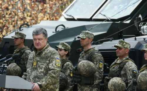 В Авдеевке девушка-военнослужащая потеряла сознание во время выступления Порошенко (ВИДЕО)