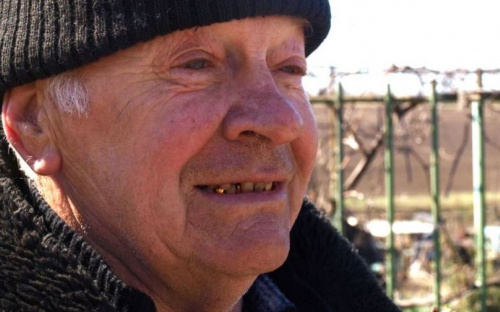 70-летний волонтер из Орловки чинит авто военным