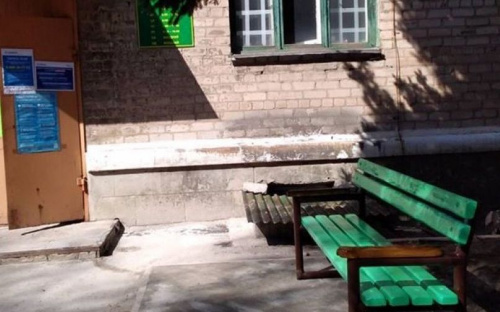Возле местного пенсионного фонда появились новые скамьи:ФОТОФАКТ