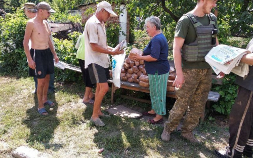 Авдеевские «симики» развезли хлеб, фуражки и игрушки (ФОТО)
