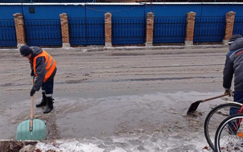 Авдеевские коммунальщики устраняют последствия непогоды