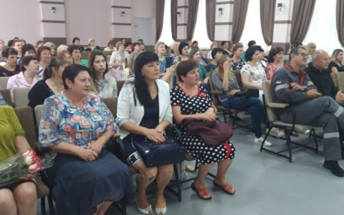 Бухгалтеров Авдеевки поздравили ценными подарками и концертом (ФОТО)