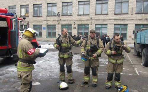 В Авдеевке пожарные проверяют помещения для голосования (ФОТО)
