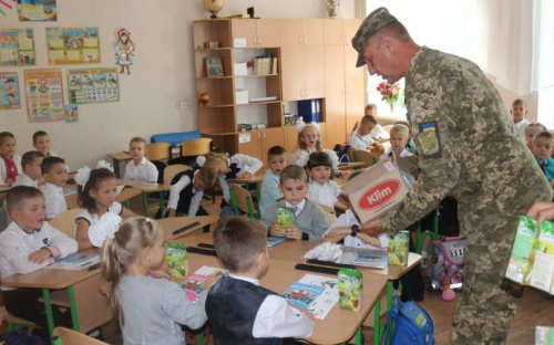 Первоклассники из Авдеевки получили дневники, наклейки, конфеты и соки