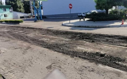 До уваги автоводіїв: на перехресті Грушевського і Комунальної проходить ремонт дороги