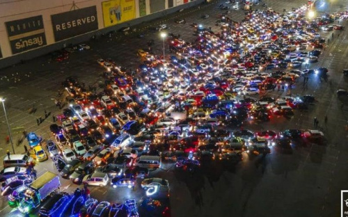 Рекорд Украины: в Харькове зажгли автоелку из 1065 машин (ФОТО)