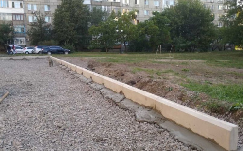 В квартале Юбилейном в рамках конкурса социальных проектов продолжается строительство новой парковки (ФОТОФАКТ)